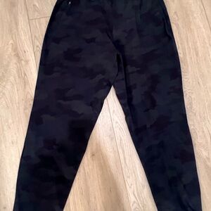 Men’s Lululemon camo joggers